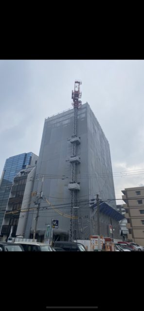 大阪市北区新築RC造マンション　枠組足場、単管ブラケット足場
