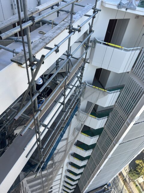 地上90m28階高層マンション　空中梁吊り足場解体　単管足場