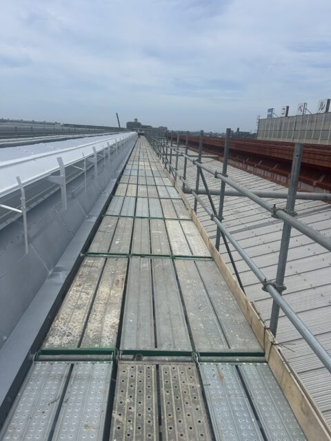 兵庫県明石市　屋根上モニター張り替え工事　枠組単管足場
