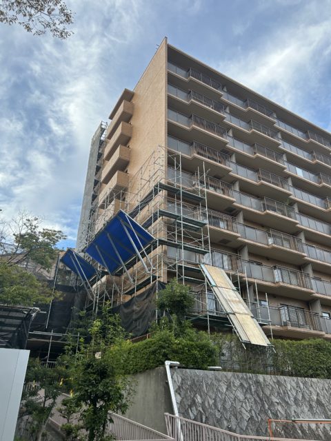 神戸市灘区　大規模修繕工事　次世代足場　解体用、荷下ろし用滑り台組立及び荷とり用ステージ組立